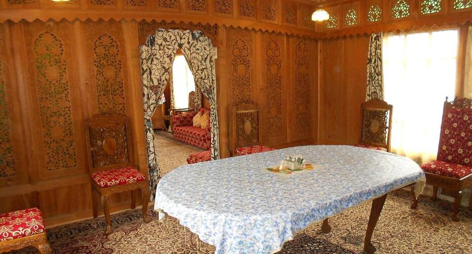 Young Jacqueline Houseboat, Srinagar 2
